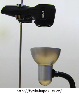 Obr. 2: Proměřování žárovky umístěné paticí dolů a baňkou nahoru.