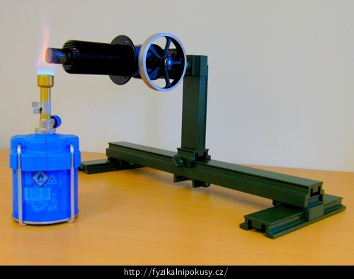 Obr. 2: Uchycení Stirlingova stroje typu beta nad plamenem plynového hořáku