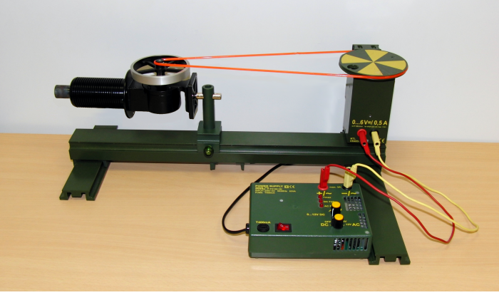 Obr. 3: Spojení Stirlingova stroje typu beta s elektromotorem, který jej bude roztáčet
